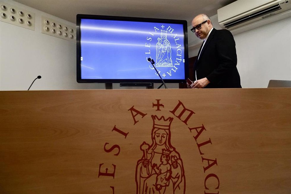 El obispo de Málaga, José Antonio Satué, ofrece una rueda de prensa para explicar la postura de la Iglesia de Málaga ante el inicio del juicio contra un sacerdote en Málaga.