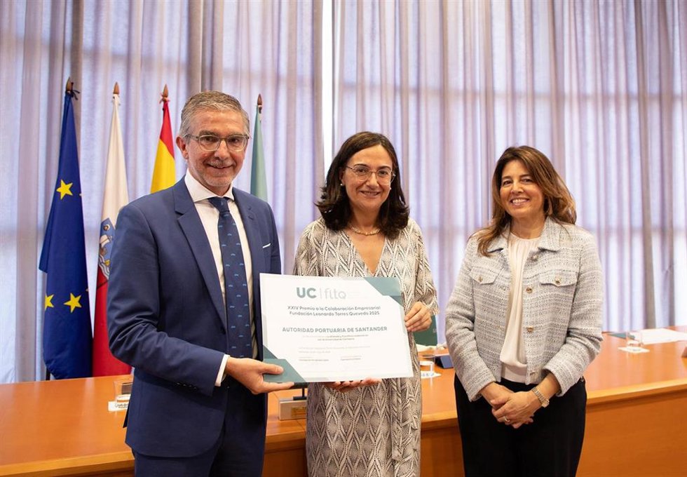 La rectora de la UC, Conchi López, entrega el Premio a la Colaboración Empresarial al presidente de la APS, César Díaz.