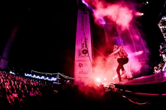 Lori Meyers durante su actuación en Degusta Fest Armilla 2026.