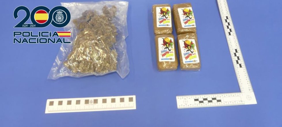 Paquetes prensados y bolsa con cogollos de marihuana interceptados.
