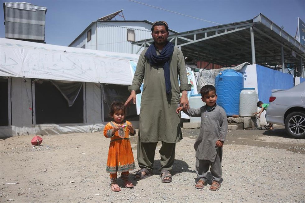Archivo - Una familia de refugiados afganos repatriados en un campamento de asentamiento temporal en Kabul.