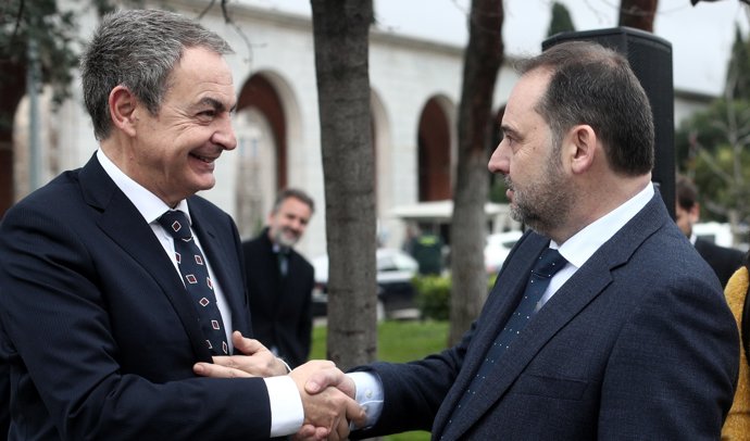 El expresidente del Gobierno, José Luis Rodríguez Zapatero (i)  y el secretario de Organización del PSOE y ministro de Transportes, Movilidad y Agenda Urbana, José Luis Ábalos (d) se saludan durante la inauguración del Memorial en homenaje a los 