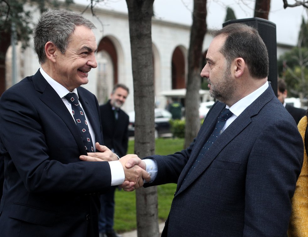El expresidente del Gobierno, José Luis Rodríguez Zapatero (i)  y el secretario de Organización del PSOE y ministro de Transportes, Movilidad y Agenda Urbana, José Luis Ábalos (d) se saludan durante la inauguración del Memorial en homenaje a los 