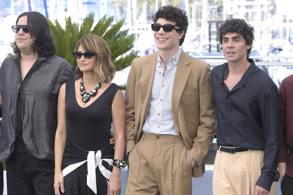 (I-D) Los actores Carlos González y Penélope Cruz, y los directores Javier Calvo y Javier Ambrossi, durante el photocall de la película ‘La bola Negra’, en ’ en la 79ª edición del Festival Internacional de Cine de Cannes, a 22 de mayo de 2026, en Cannes (