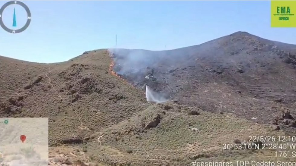 Un helicóptero sofoca las llamas del incendio forestal declarado en Almería.