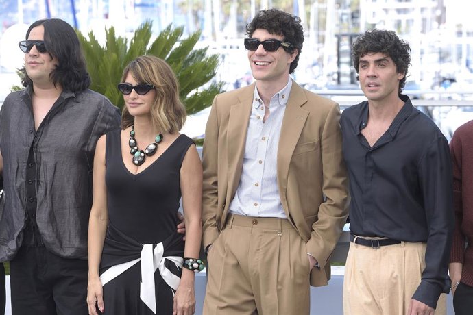 (I-D) Los actores Carlos González y Penélope Cruz, y los directores Javier Calvo y Javier Ambrossi, durante el photocall de la película ‘La bola Negra’, en ’ en la 79ª edición del Festival Internacional de Cine de Cannes, a 22 de mayo de 2026, en Cannes (