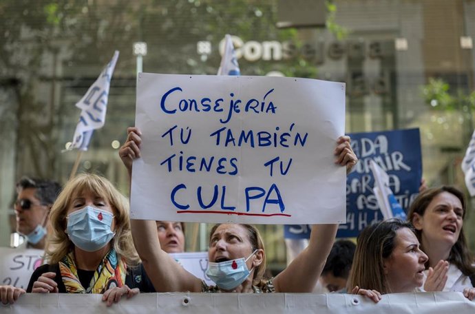 Médicos y facultativos durante una concentración frente a la Consejería de Sanidad