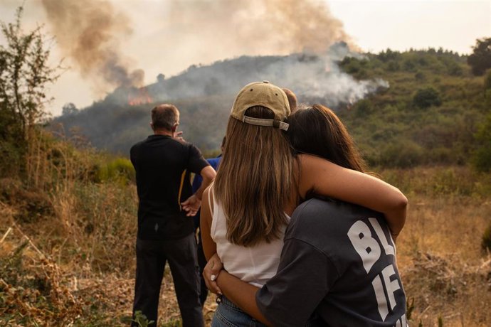 Archivo - Vecinos ven el avance del incendio, a 24 de agosto de 2025, en Molinaseca (León).