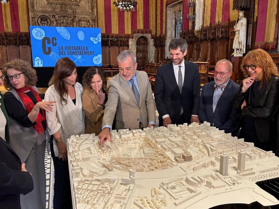 Collboni junto a Urtasun, Hernández y Montserrat junto a la maqueta de la futura Ciutadella del Coneixement