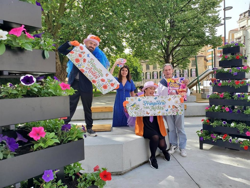 Presentación de la campaña 'Flores y premios en el comercio de Avilés'.