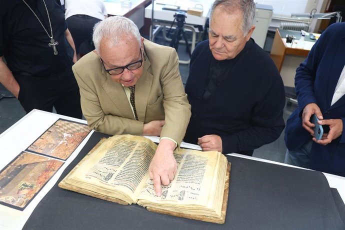El consejero de Cultura, Turismo y Deporte, Gonzalo Santonja, recibe en el Centro de Conservación y Restauración de Bienes Culturales de Castilla y León (CCRBC) el códice 'Salterium', impreso en el siglo XVI por Arnao Guillén de Brocar
