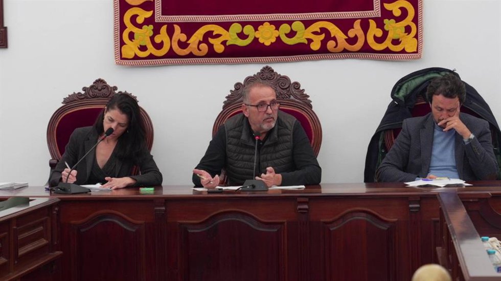 Archivo - El alcalde de Medina Sidonia, José Manuel Ruiz, en un pleno en una imagen de archivo.