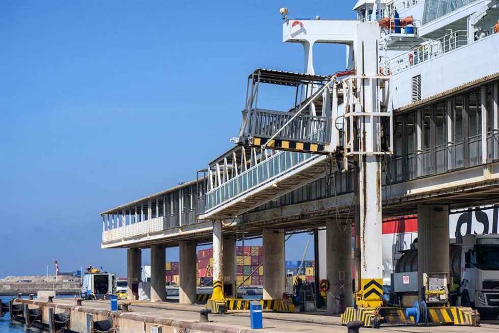Pasarela móvil de la rampa dos del Puerto de Almería que la Autoridad Portuaria de Almería prevé sustituir.