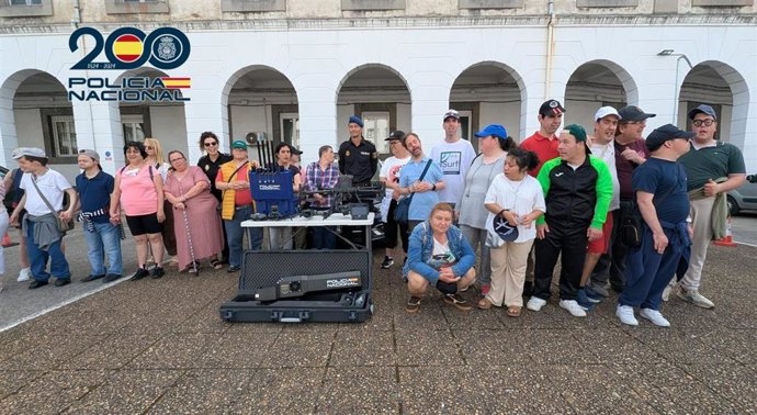 Visita de los alumnos del CAI Naranco a la Policía.