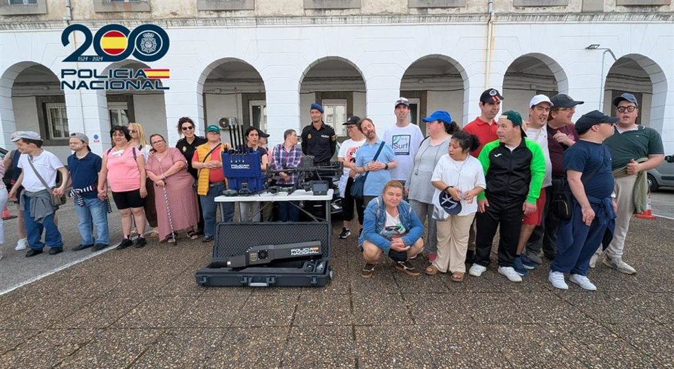 Visita de los alumnos del CAI Naranco a la Policía.