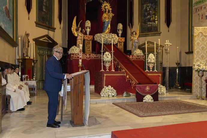 El presidente de la Diputación de Córdoba, Salvador Fuentes, pronuncia la exaltación a María Auxiliadora en la tradicional bajada de su camarín.