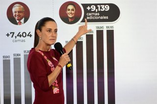 Mexico's President Claudia Sheinbaum Pardo shows a slide during a press conference at the National Palace. 