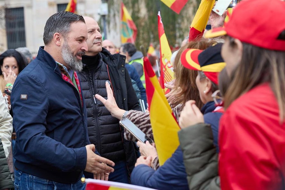 Archivo - El líder de VOX, Santiago Abascal, saluda a los asistentes a una manifestación a 29 de octubre de 2023, en Madrid (España).