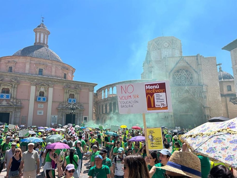 Manifestación a su paso por la Plaza de la Virgen