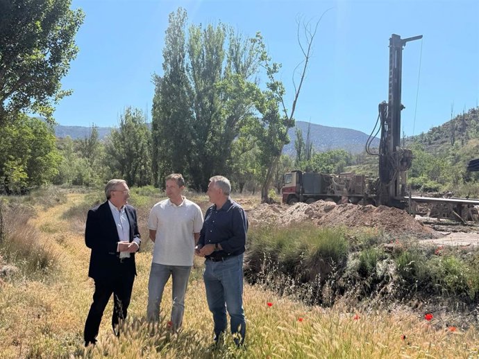 El presidente de la DPT, Joaquín Juste, y el alcalde de Riodeva, Alfredo Soriano, junto a la zona donde se ha realizado un sondeo de aguas.