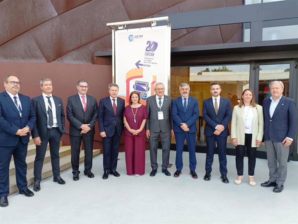 El secretario de Estado de Transportes y Movilidad Sostenible de España, José Antonio Santano (cuarto por la derecha), antes de participar en el 20 Congreso Nacional de Empresarios de Transporte, organizado por la CETM.