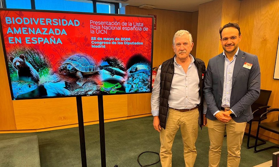 El coordinador de servicios veterinarios del Parque de Cabárceno, Santiago Borragán, y el director, Míchel Valdés, participan en la presentación de la Lista Roja Nacional de la Unión Internacional para la Conservación de la Naturaleza.