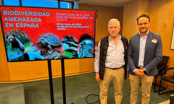 El coordinador de servicios veterinarios del Parque de Cabárceno, Santiago Borragán, y el director, Míchel Valdés, participan en la presentación de la Lista Roja Nacional de la Unión Internacional para la Conservación de la Naturaleza.