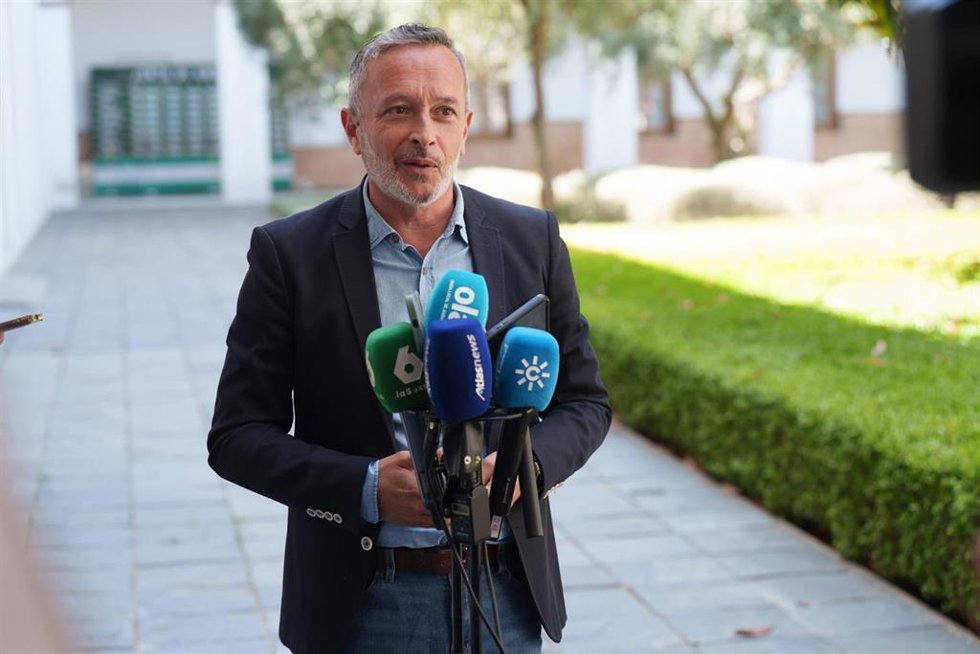 El diputado y secretario de Organización del PSOE de Sevilla, Rafael Recio, atiende a los medios en el Parlamento andaluz.