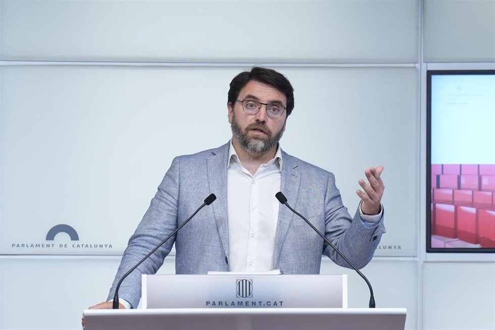 El presidente de PSC-Units en el Parlament, Ferran Pedret, en una rueda de prensa este viernes en el Parlament