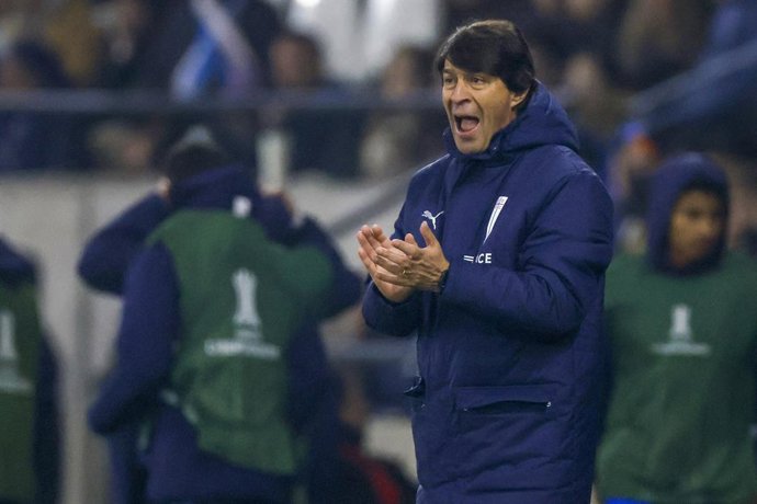 Futbol, Universidad Catolica vs Barcelona SC. Copa Libertadores 2026. El entrenador de Universidad Catolica Daniel Garnero es fotografiado durante el partido del grupo D de la Copa Libertadores contra Barcelona SC disputado en el Claro Arena de Santiago,