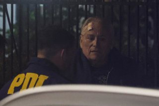 Santiago, 22 de mayo de 2026.  Turbazo a la casa del Ex Presidente del Tribunal Constitucional Ivan Arostica ubicado en Calle Gaspar Banda en San Miguel termina con un enfrentamiento a tiros con resultado de un delincuente muerto y 6 detenidos, ademas de