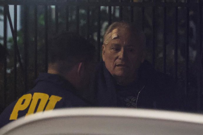 Santiago, 22 de mayo de 2026.  Turbazo a la casa del Ex Presidente del Tribunal Constitucional Ivan Arostica ubicado en Calle Gaspar Banda en San Miguel termina con un enfrentamiento a tiros con resultado de un delincuente muerto y 6 detenidos, ademas de