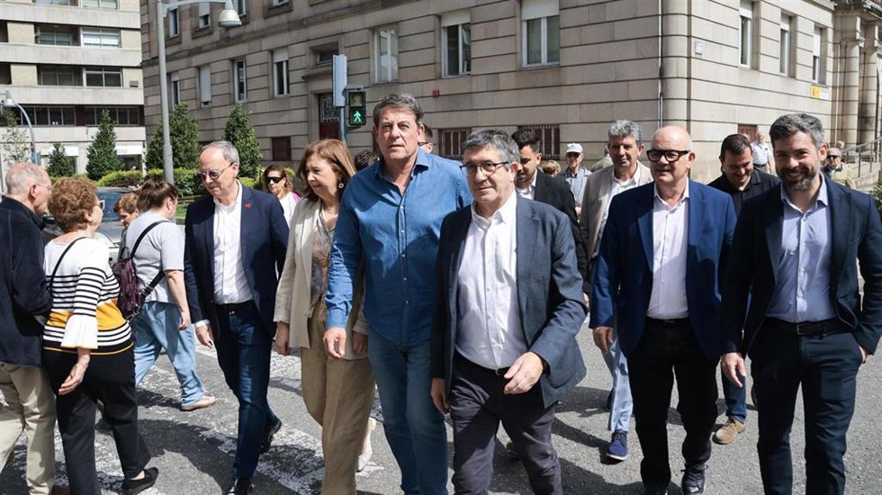 El secretario xeral del PSdeG, José Ramón Gómez Besteiro, junto al portavoz del PSOE en el Congreso, Patxi López, y otros cargos socialistas