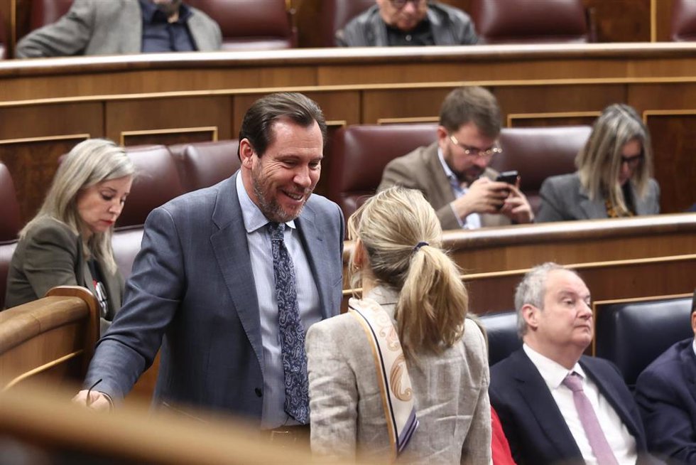 Archivo - La vicepresidenta segunda y ministra de Trabajo y Economía Social, Yolanda Díaz, conversa con el ministro de Transportes y Movilidad Sostenible, Óscar Puente, durante una sesión de control al Gobierno, en el Congreso, a 25 de marzo de 2026, en M