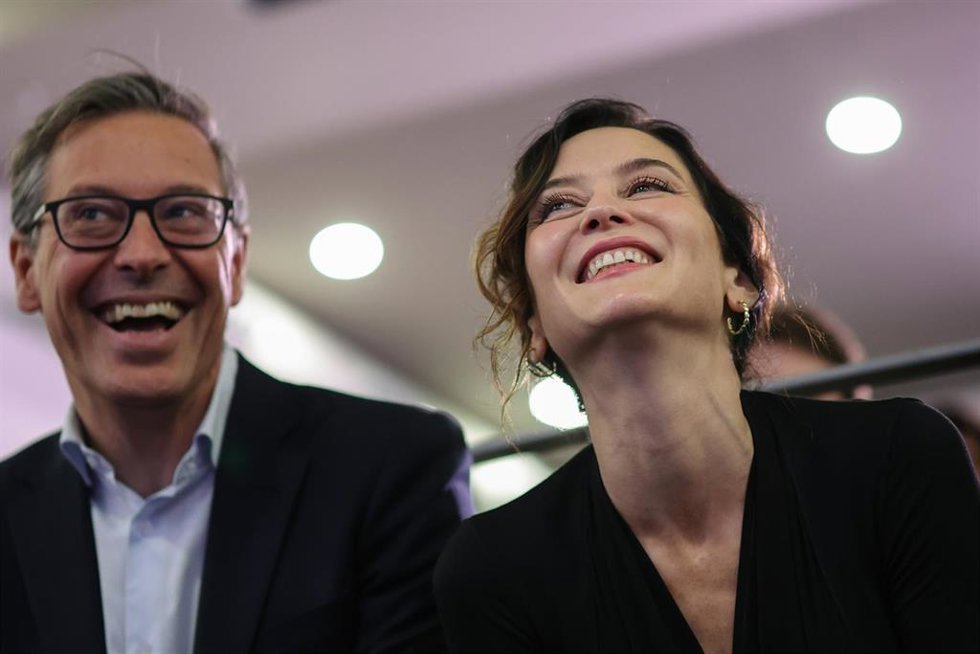 Archivo - El senador del PP, Alfonso Serrano (i), y la presidenta de la Comunidad de Madrid, Isabel Díaz Ayuso (d), participan en la I convención ideológica de NNGG de Madrid, en Las Rozas, a 15 de noviembre de 2025, en Las Rozas, Madrid (España).