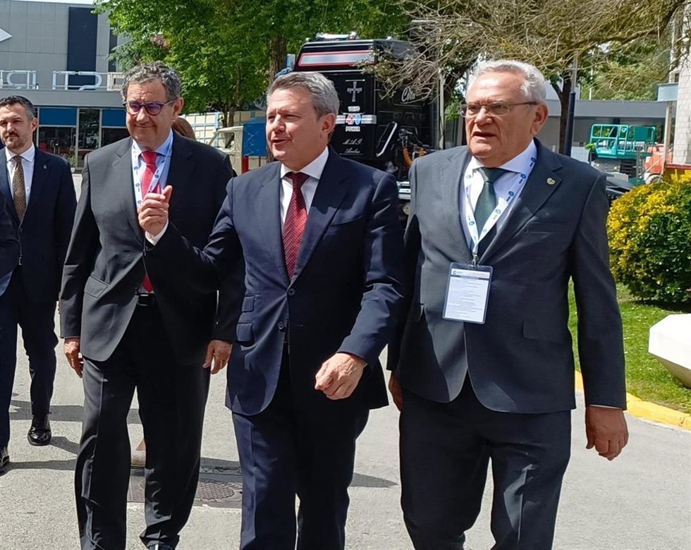 El secretario de Estado de Transportes y Movilidad Sostenible de España, José Antonio Santano (centro), antes de participar en el 20 Congreso Nacional de Empresarios de Transporte, en el recinto ferial gijonés 'Luis Adaro'.