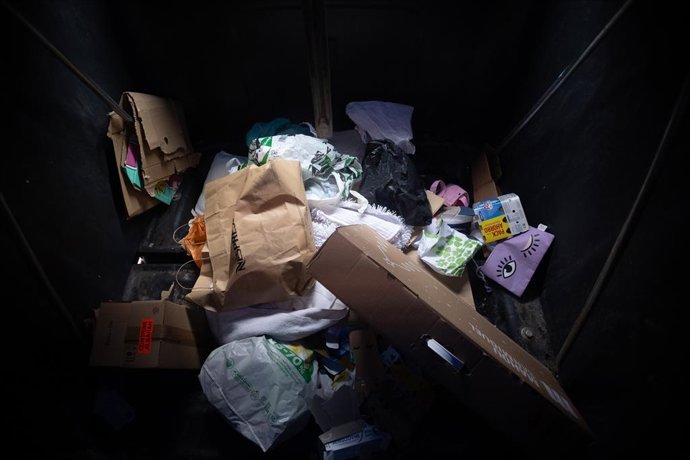 Archivo - Cubos de basura 
