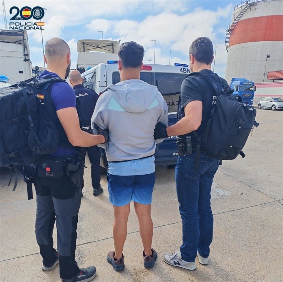 Dos policías nacionales acompañan al detenido por numerosos delitos para prodecer a su deportación a Marruecos.