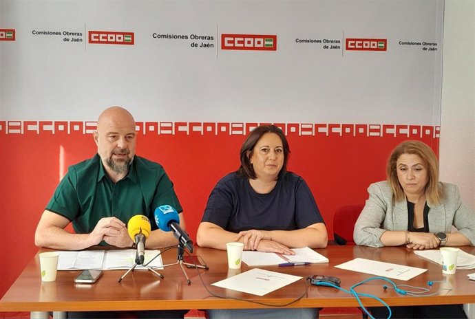 CCOO subraya la "fuerte bajada" del paro en 2025 aunque la provincia de Jaén lidera la "precariedad y sueldos bajos" La secretaria general de CCOO Jaén, Silvia de la Torre (centro), la secretaria de Empleo de CCOO de Andalucía, Trinidad Gallardo, y el secretario de Empleo y Acción Sindical de Jaén, Joaquín Armenteros, durante la rueda de prensa.