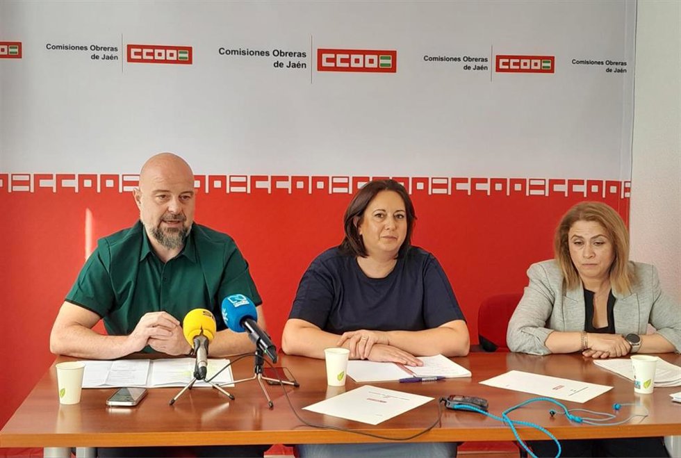La secretaria general de CCOO Jaén, Silvia de la Torre (centro), la secretaria de Empleo de CCOO de Andalucía, Trinidad Gallardo, y el secretario de Empleo y Acción Sindical de Jaén, Joaquín Armenteros, durante la rueda de prensa.