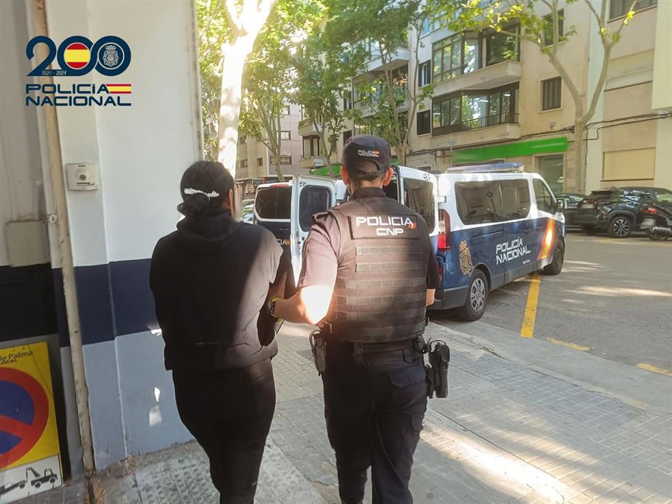 La detenida, junto a un agente de la Policía Nacional.