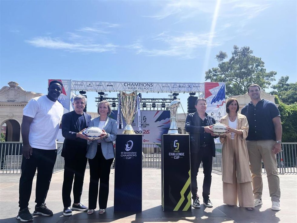 Foto de familia con los trofeos del rugby europeo