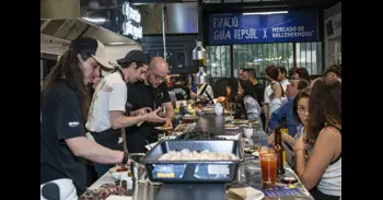 Comer entre puestos: la tendencia gastro que arrasa en los mercados de Madrid