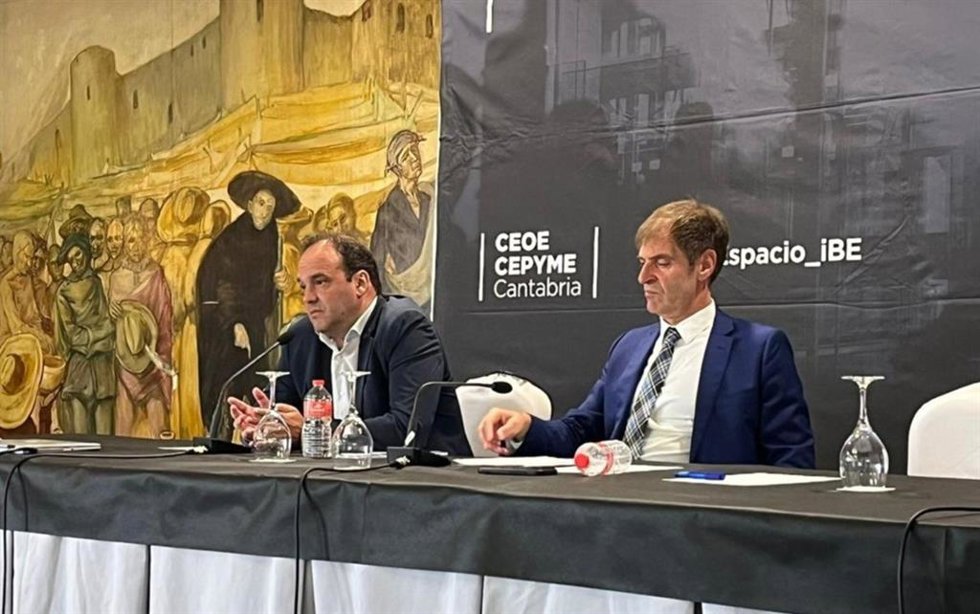 El economista José Carlos Díez (i) junto al presidente de CEOE Cantabria, Enrique Conde