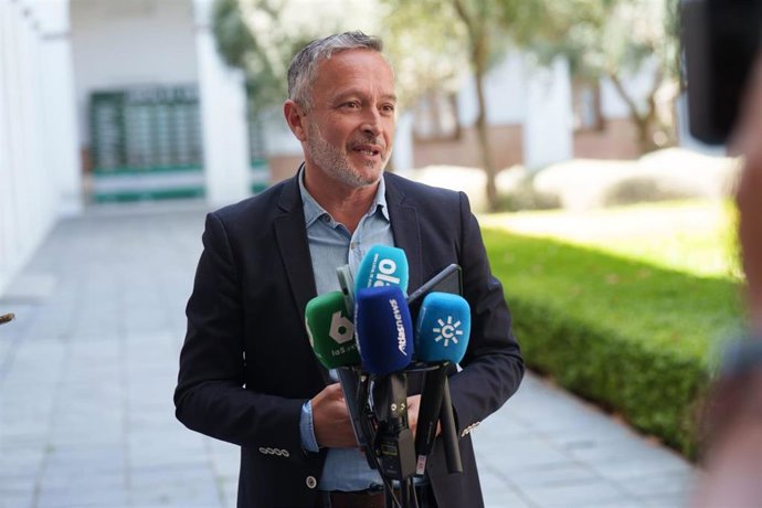 El diputado del PSOE-A Rafael Recio atiende a los medios en el Parlamento andaluz.