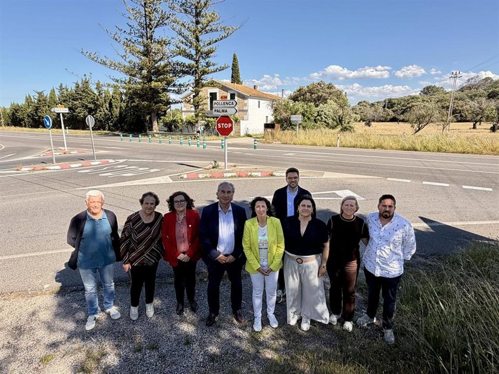 La secretaria general de la FSM, Amanda Fernández, con representantes del PSIB en Pollença para reclamar la construcción de dos nuevas rotondas.