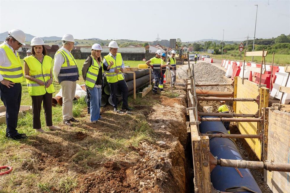La presidenta de Cantabria, María José Sáenz de Buruaga, visitas las obras del  tritubo