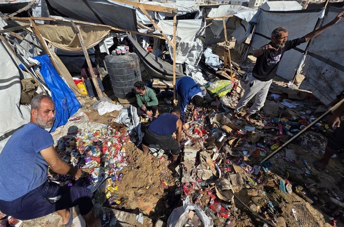 Trabajos de emergencia tras un ataque de Israel contra un campamento de desplazados cerca de Jan Yunis, en el sur de la Franja de Gaza (archivo)