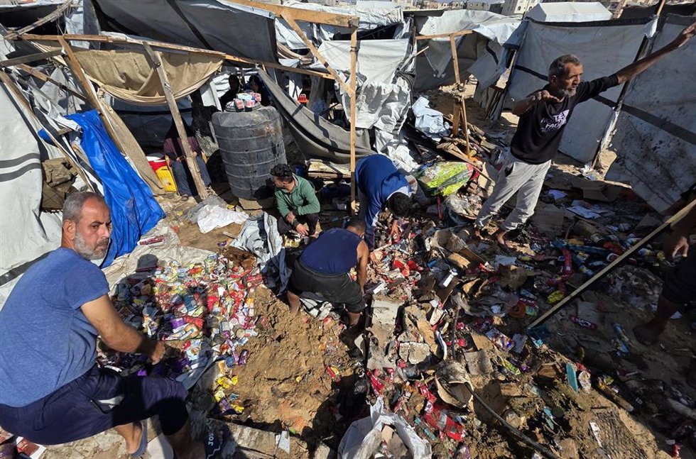 Trabajos de emergencia tras un ataque de Israel contra un campamento de desplazados cerca de Jan Yunis, en el sur de la Franja de Gaza (archivo)
