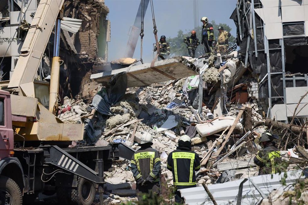 Equipos de emergencia trabajando sobre los escombros del Colegio Profesional de la Universidad de Pedagogía de Starobilsk, tras un ataque de Ucrania.